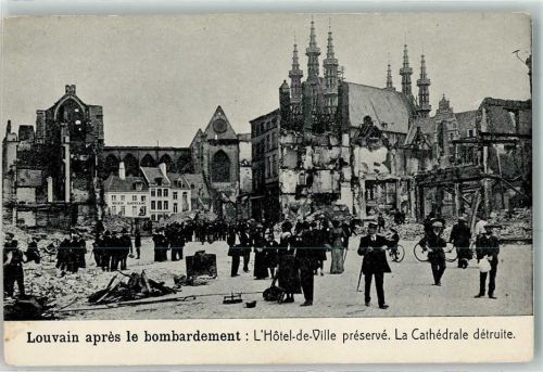 Leuven Rathaus Cathedtale nach dem Bombardement