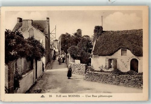 Ile-aux-Moines Une Rue pittoresque Cafe La Chaumiere