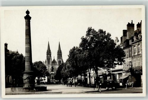 Moulins Place d`Allier et Eglise du Sacre Coeur Oldtimer