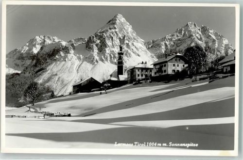 Lermoos mit Dorfkirche St. Katharina und Sonnenspitze im Schnee