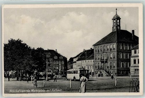 01877 O8500 Bischofswerda - Marktplatz Rathaus Omnibus Fahrrad Auto Fleischerei Brunnen