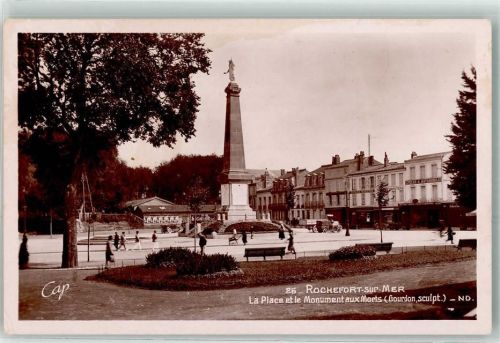 Rochefort la Place et le Monument aux Morts Gourdon sculpt. Oldtimer