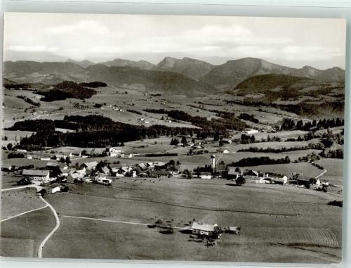 88179 W8999 Oberreute , Allgäu Foto AK Fliegeraufnahme des Ortes mit Nagelflühkette