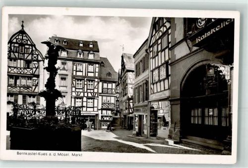 Bernkastel-Kues Markt mit Michaelsbrunnen Gasthaus Ratskeller