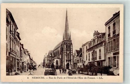 Nemours Rue de Paris Hotel de l Ecu de France Kirche Uhr Coiffeur