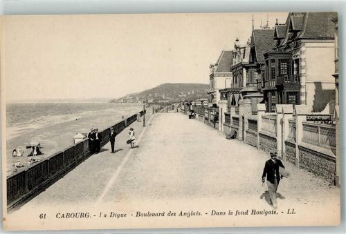 Cabourg Boulevard des Anglais dans le fond Houlgate