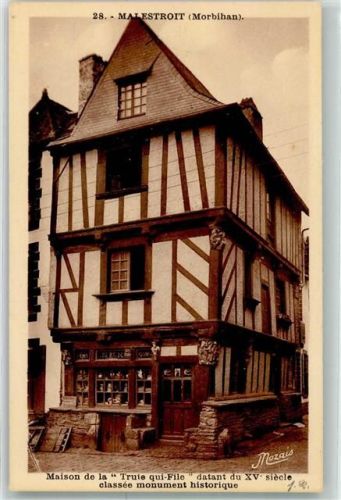 Malestroit Maison de la Truie qui File datan du XV siecle classee monument historique