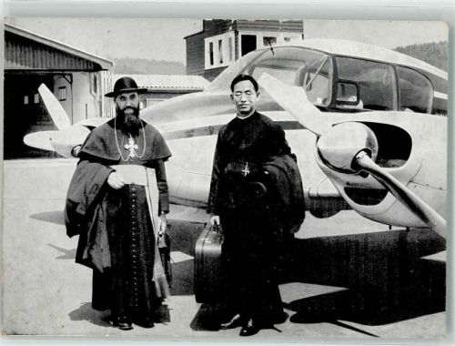 Salvator-Missionen Monsignore König und Pater Wang vor Propellerflugzeug