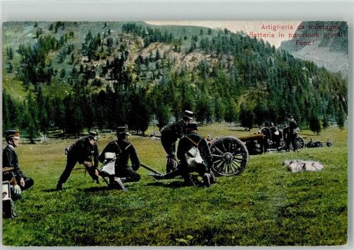 Soldaten beim schnellen Stellungswechsel eines Artilleriegeschützes Militär Italien
