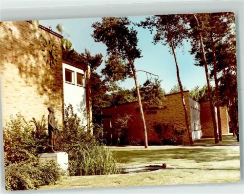 Griesheim Kleine Statue an der Carlo-Mierendorff-Schule Foto Original aus Archiv eines Ansichtskartenverlags Ort handschriftlich