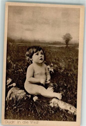 1916 Baby auf der Wiese Guck in die Welt