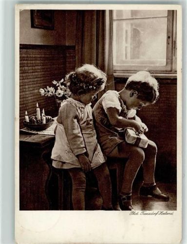 1938 Kleines Mädchen beobachtet die Schwester beim auspacken von Geschenken Deutsches Frauenwerk - Reichsmütterdienst Fotograf Funsdorf-Hoeland