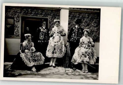 Ungarische Tracht Mädchen bei der Handarbeit