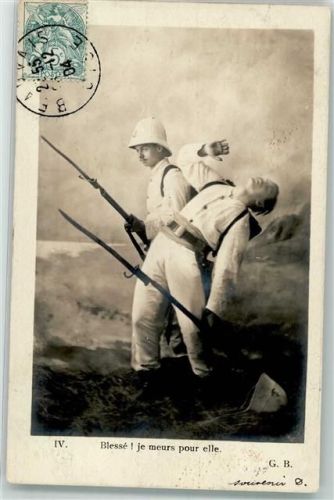 1904 Ein Kamerad neben einem tödlich getroffener französischer Soldaten Fotostdioaufnahme