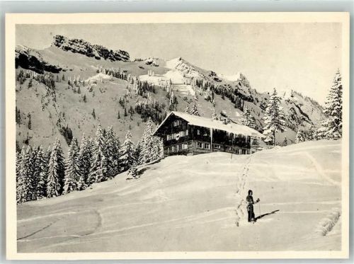 Bolsterlang Skifahrer vor dem Gasthaus Wannenkopfhütte