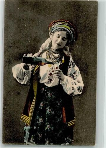 Frau in Tracht Wein