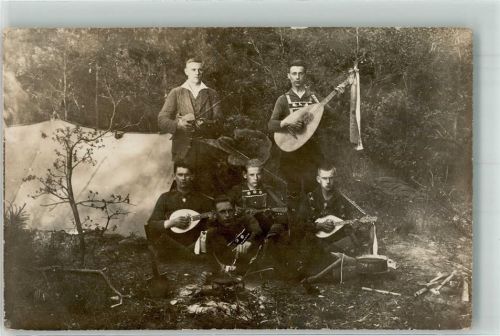 1910 - 1920 Männer mit Lauten und bunten Bändern Geige Camping Zelt