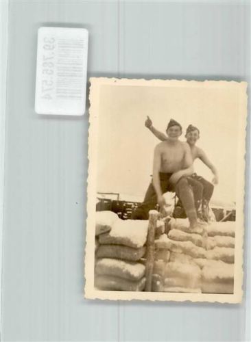 Zwei junge deutsche Soldaten mit blankem Oberkörper im Winter Schützengraben WK II 1941 Privatfoto KEINE AK