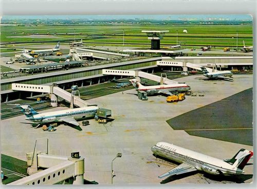 Schiphol Flugzeuge KLM Alitalia Tanklaster Shell VW Bus Auto