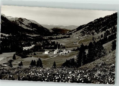 Balderschwang mit Kirche St. Anton und der Säntisgruppe