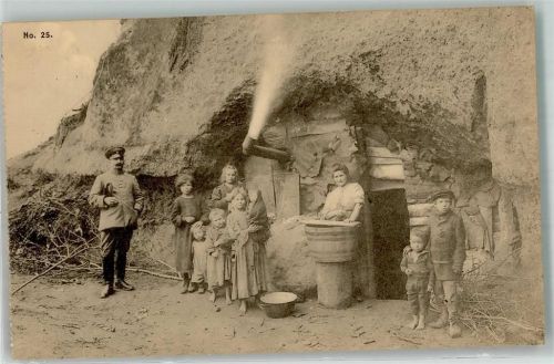 1917 Familie im Feindesland vor einer primitiven Höhlenwohnung Feldpost WK I Bayer. III. Armee-Korps