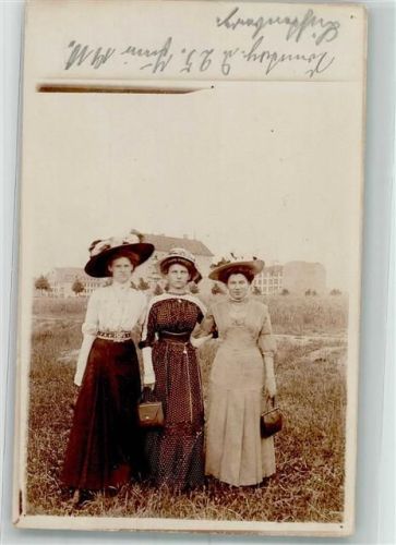 10115 O1130 Lichtenberg 1910 Gebrauchsspuren Drei Frauen im Sonntagsstaat Mode Ort handschriftlich Privatfoto AK