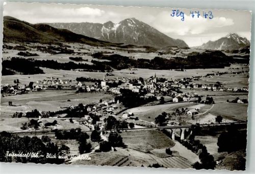 Teisendorf Fliegeraufnahme des Ortes mit der Kirche St. Andreas und dem Hochfelln