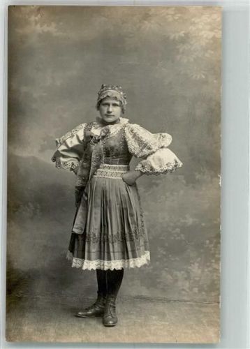 Junge Frau in bunter Tracht im Fotostudio
