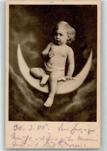 1901 Baby sitzt auf der Mondsichel