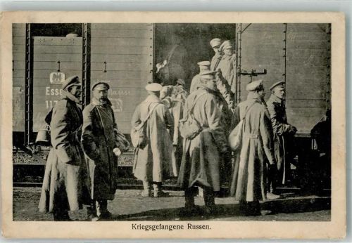 Russische Gefangene besteigen einen Eisenbahnwaggon nach Essen WK I