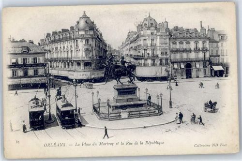 Orleans La Place du Martroy et la Rue de la Republique Straßenbahn