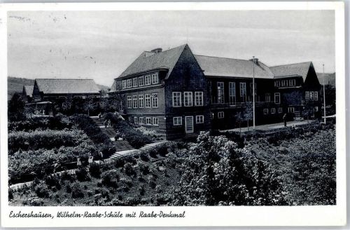 Eschershausen Wilhelm Raabe Schule mit Raabe Denkmal