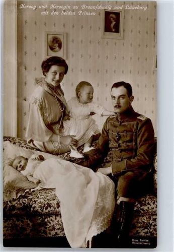 Herzog Ernst August Herzogin Victoria Luise mit Söhnen AKU1
