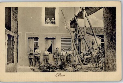 Beine Halbzerschossenes Wohnhaus Soldaten