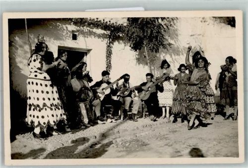 Flamencotänzerin Gitarre Balaleika Tracht