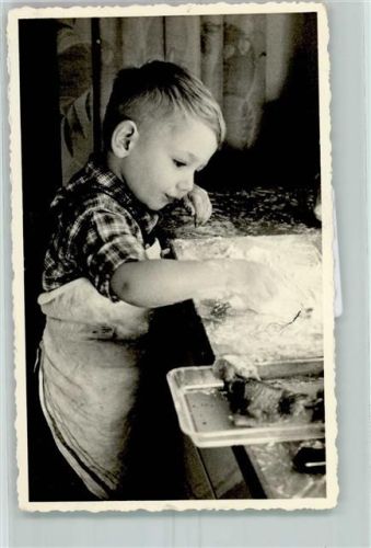 Kind beim Teig zubereiten Bäcker Privatfoto KEINE AK