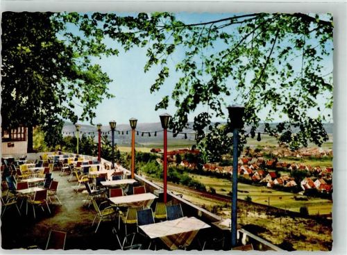 Greene Terrasse der Burggaststätte oberhalb des Ortes