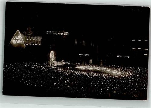 Nächtliche Lichterprozession Ave Maria in Leuchtschrift