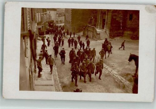 Gefangene Franzosen werden von Landsern durch eine Stadt geführt WK I