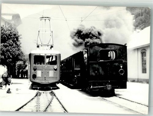 Wengen Elektrische Zahnradlokomotive He 2/2 51–58 der Wengernalpbahn mit Dampflokomotive