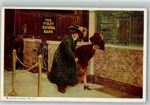 Zwei elegante Frauen zeigen Bein in der First National Bank Hutmode