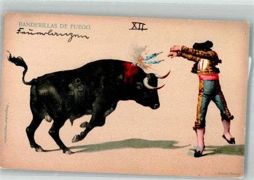 Mexikanischer Torero platziert seine brennenden Banderillas im Stiernacken