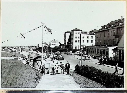 Duhnen Foto montiert auf Karton Neuer Deich mit Strandhotel und Jugendherberge Fotograf Otto Schulze