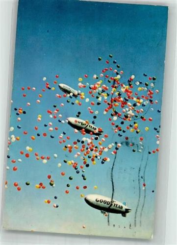 Luftschiffe mit Goodyear Werbung zwischen bunten Luftballons in Akron USA