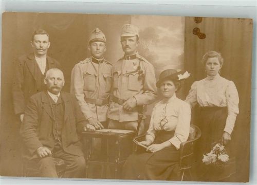 Salzburg Aufnahme einer Familie mit zwei Söhnen in Uniform Ort lt. Fotograf Otto Paap von Balde WK I