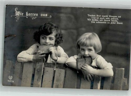 Zwei Kinder mit einem Kanten trocken Brot