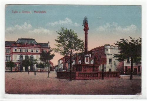 AK von Tulln an der Donau. Marktplatz gelaufen. Leichte Abschürfungen an den Ecke n, kleiner Knick oben rechts, leichter Bug oben links, sonst gut erhalten.