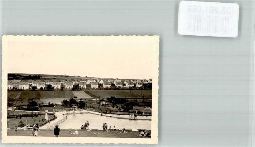 Hünfeld Schwimmbad mit Neubausiedlung Foto Original aus Archiv eines Ansichtskartenverlags Ort lt. Recherche