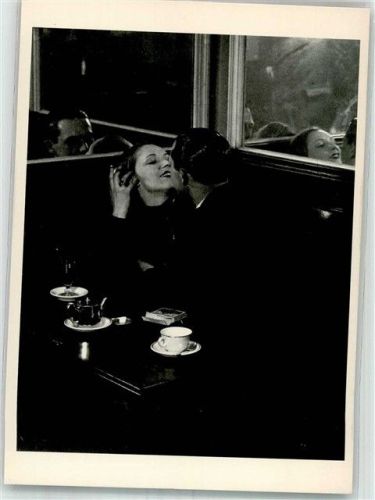 Paris 1932 Liebespaar in einem Cafe Fotograf Gilberte Brassai