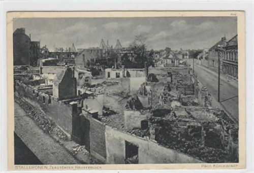 Ebenrode zerstörten Häuserblock in Stallupönen - Stolupiany / Kreis Ebenrode. 1917 Feldpost kleiner Knick an der linken oberen Ecke Vorder- und Rückseite leicht fleckig, sonst gut erhalten.